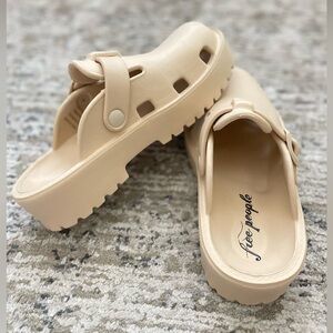 New! Free People Karlie Buckle Clogs Sand Chunky Platform Size 6 Womens